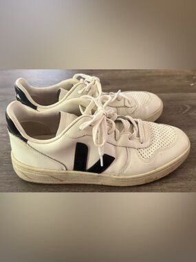 Womens VEJA Leather Sneakers with Black V Accent sz 10